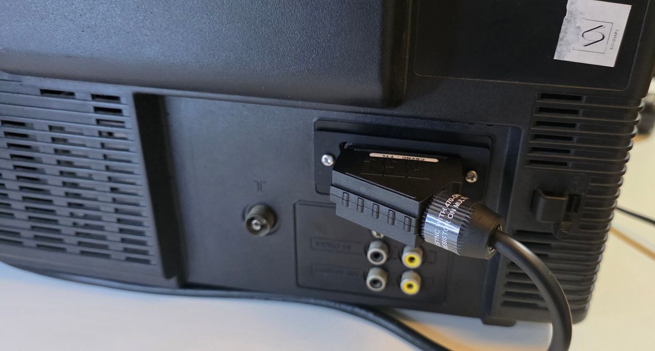 KV-G14P1 - SCART cable plugged in.