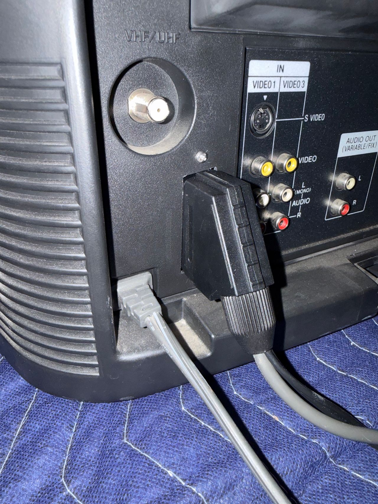 KV-27TS36 - SCART cable plugged in