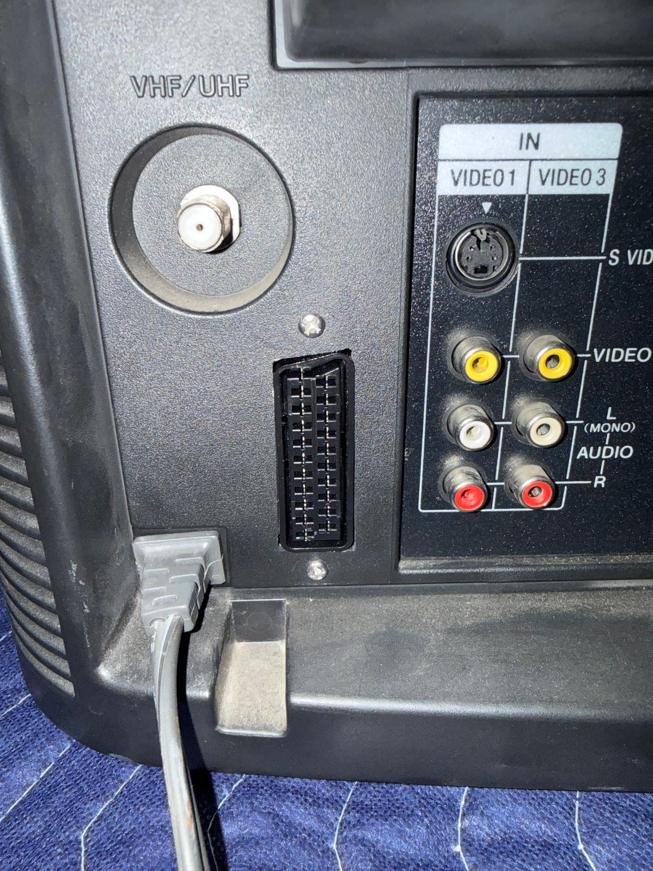 KV-27TS36 - SCART port