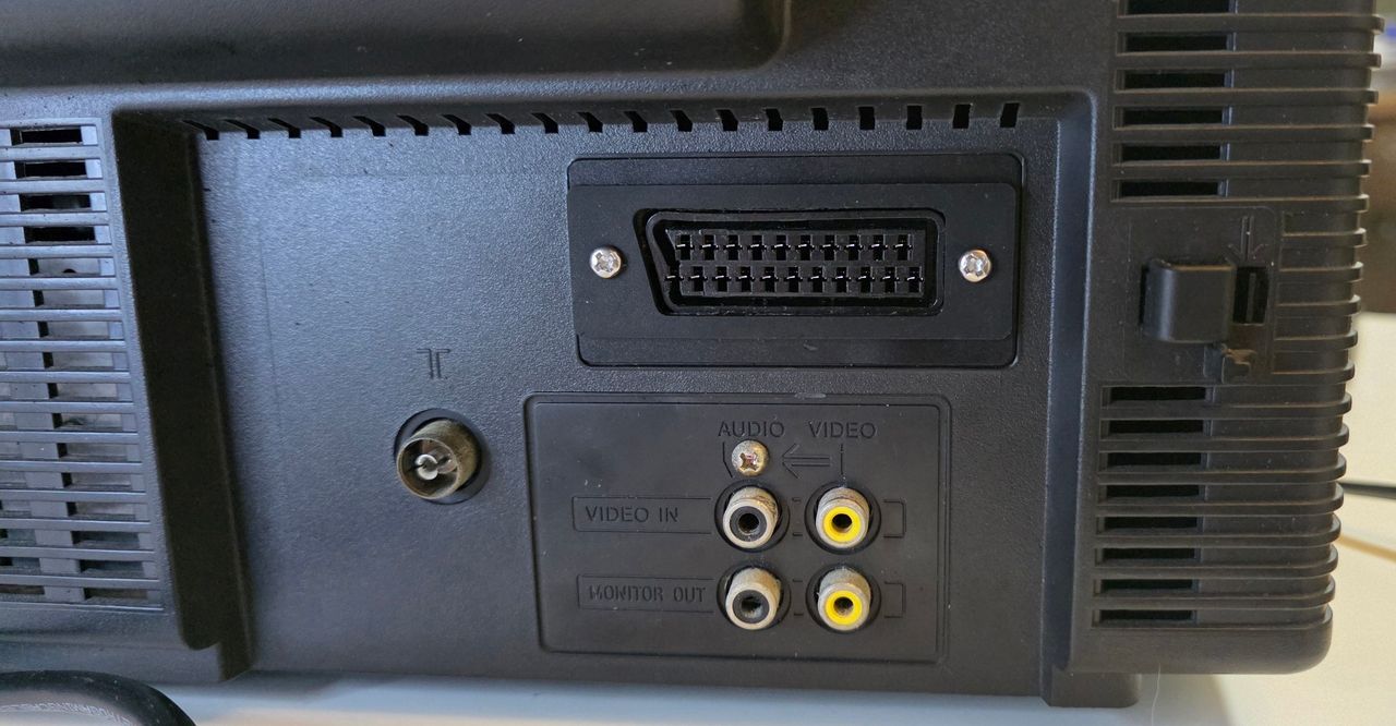 KV-G14P1 - SCART port mounted