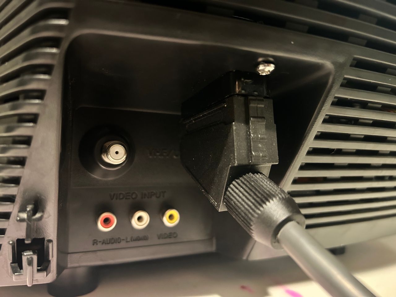 KV-20S10 - SCART cable attached.