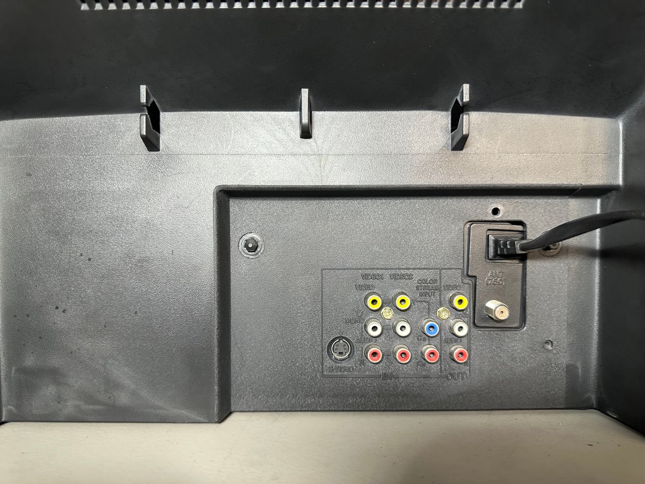 27A40 - Component, S-Video, Composite, RF inputs