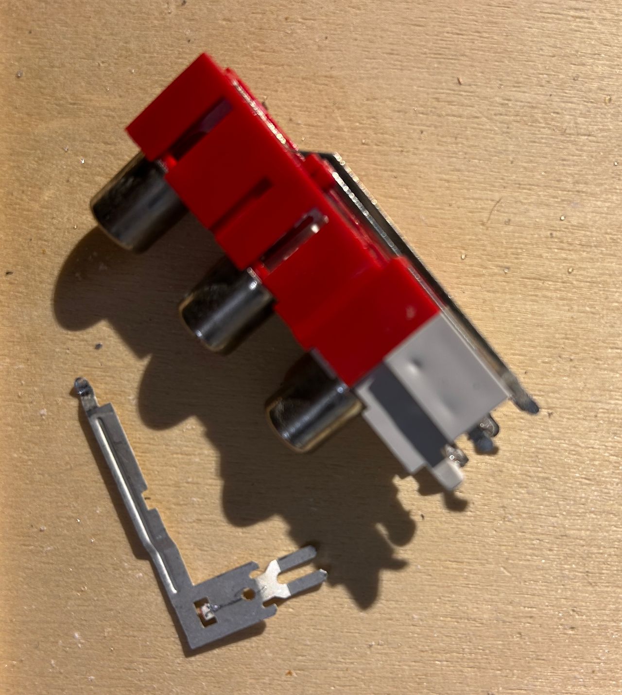 F20352SF - Stereo can be permanently enabled by removing the lip.