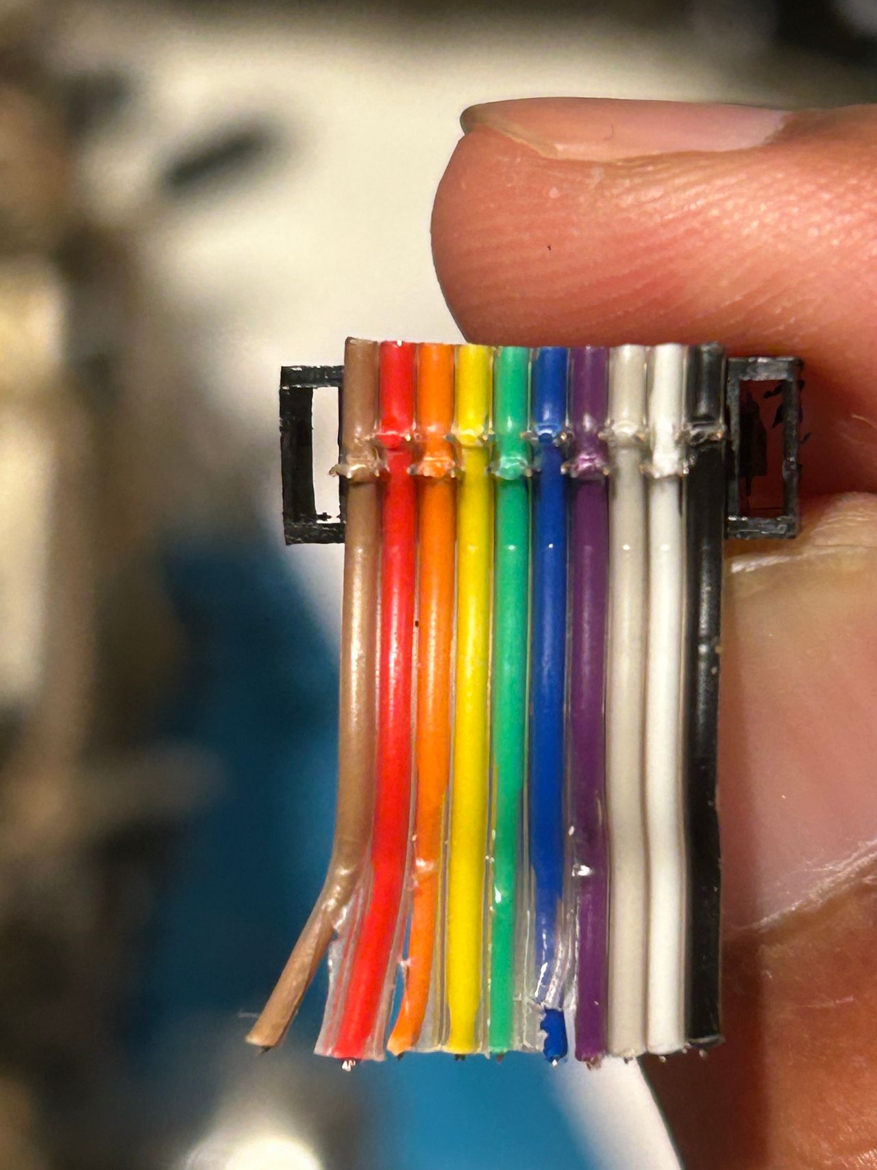 KV-27V20 - You can see the zigzag pattern in which the cables are crimped, ensuring that each metal contact grips only a s...