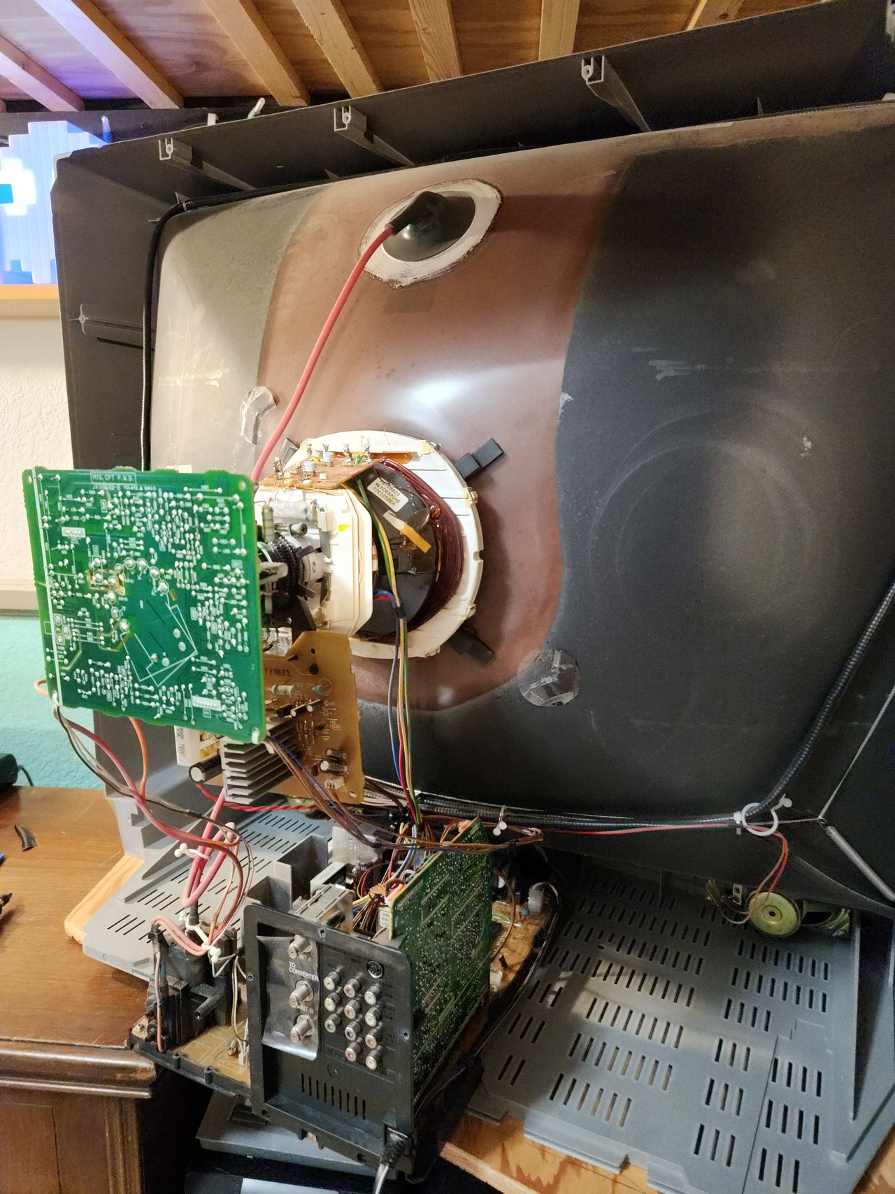 36UX01S - Ample room for modification on the side of the signal board.