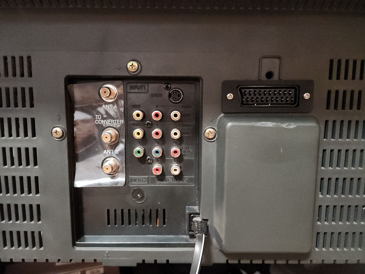 36UX01S - I mounted the connector here because it is on the opposite side as the flyback and lies right next to the jungle...