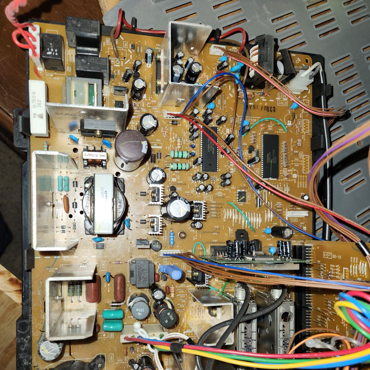 36UX01S - View of the main board. The PiP chip (TMP88CS38N) is near the green wire in the top right of the board. Performi...