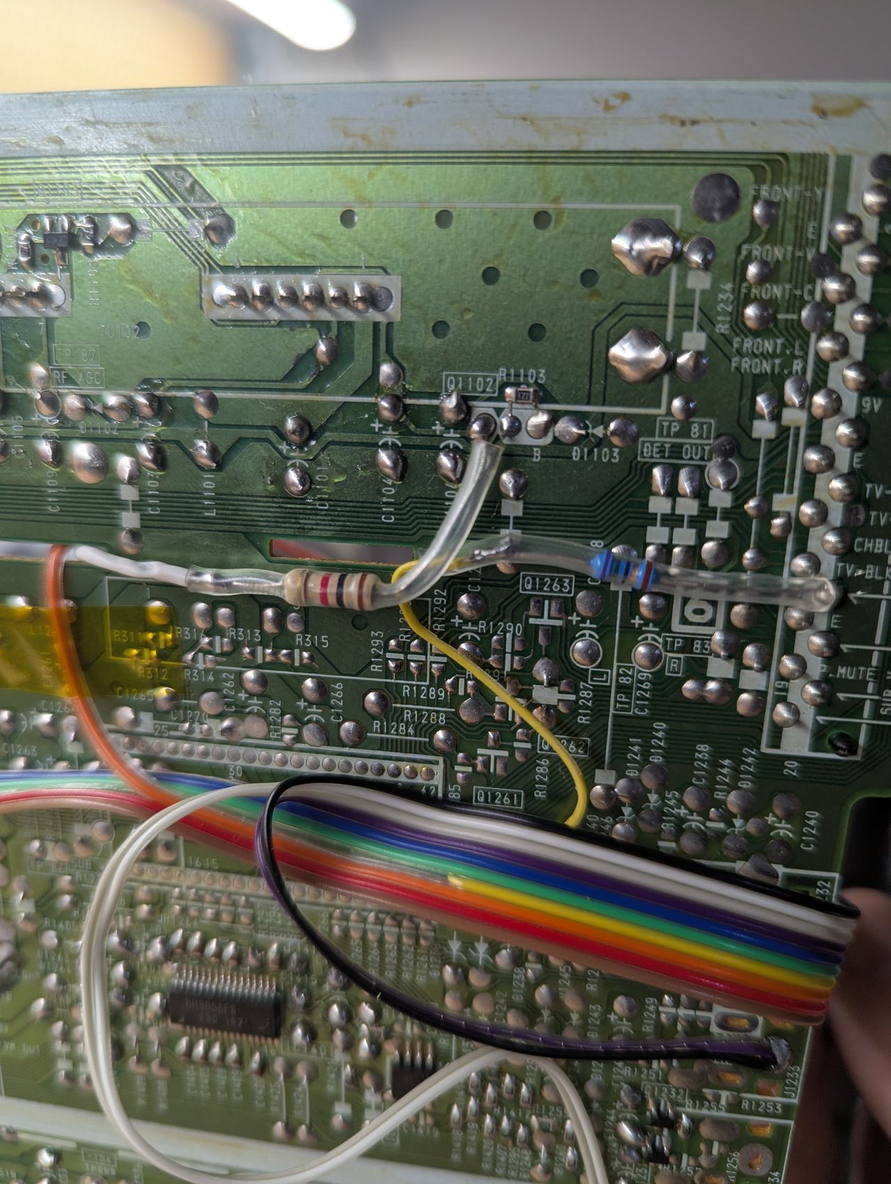 KV-32V35 - Sync and 5V connected via resistors. This TV uses a daughterboard for the rear connections