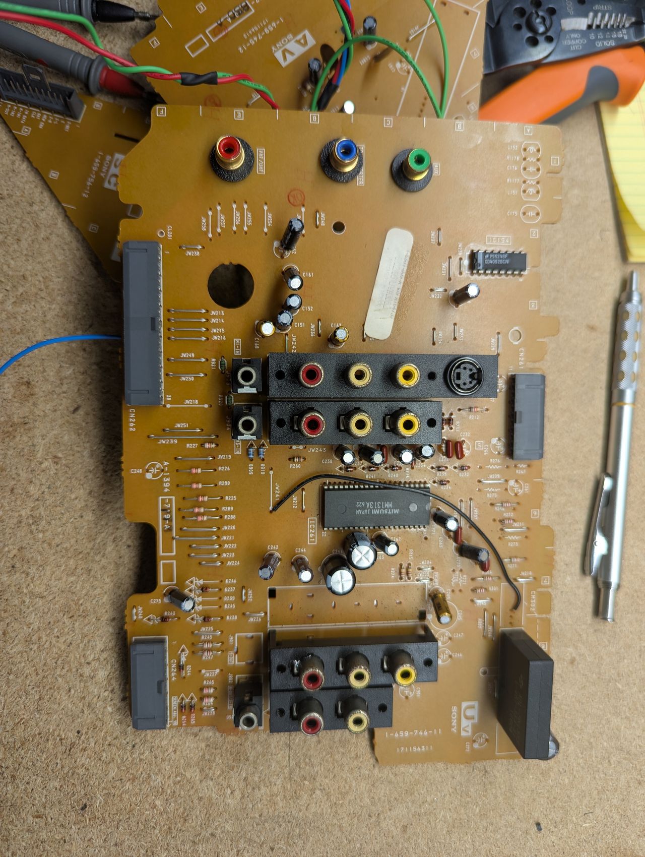 KV-32V35 - Front view of the daughterboard