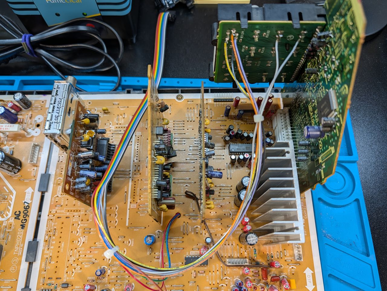 CT-27SF25W - Top-down view of A-Board and wire routing